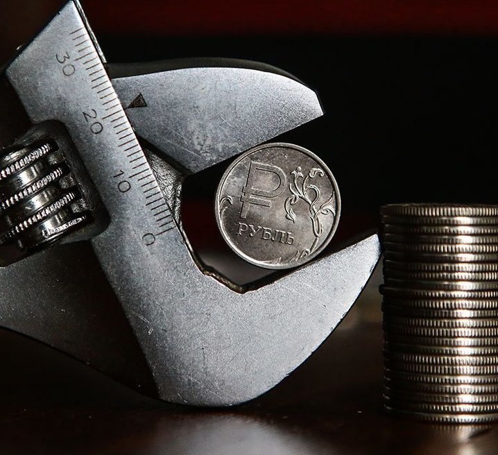 <span style="font-weight: bold;">Профориентация школьников</span>. Кафедра проводит научно-ознакомительные профориентационные <span style="font-weight: bold; text-decoration: underline;">занятия (экскурсии)</span> для обучающихся профильных школ Университета. Школьников, заинтересованных в исследовательской работе, кафедра приглашает к участию в <span style="font-weight: bold; text-decoration: underline;">Олимпиаде «Шаг в будущее»</span>- это уникальная возможность для учащихся 10-х и 11-х классов поступить в МГТУ им. Н.Э.Баумана. Для этого необходимо: разработать проект на выбранную тему, защитить его и написать ЕГЭ по физике